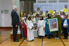 Naumburger Sternsinger zu Besuch beim Hessischen Ministerpräsidenten Volker Bouffier (Foto: Karl-Franz Thiede)